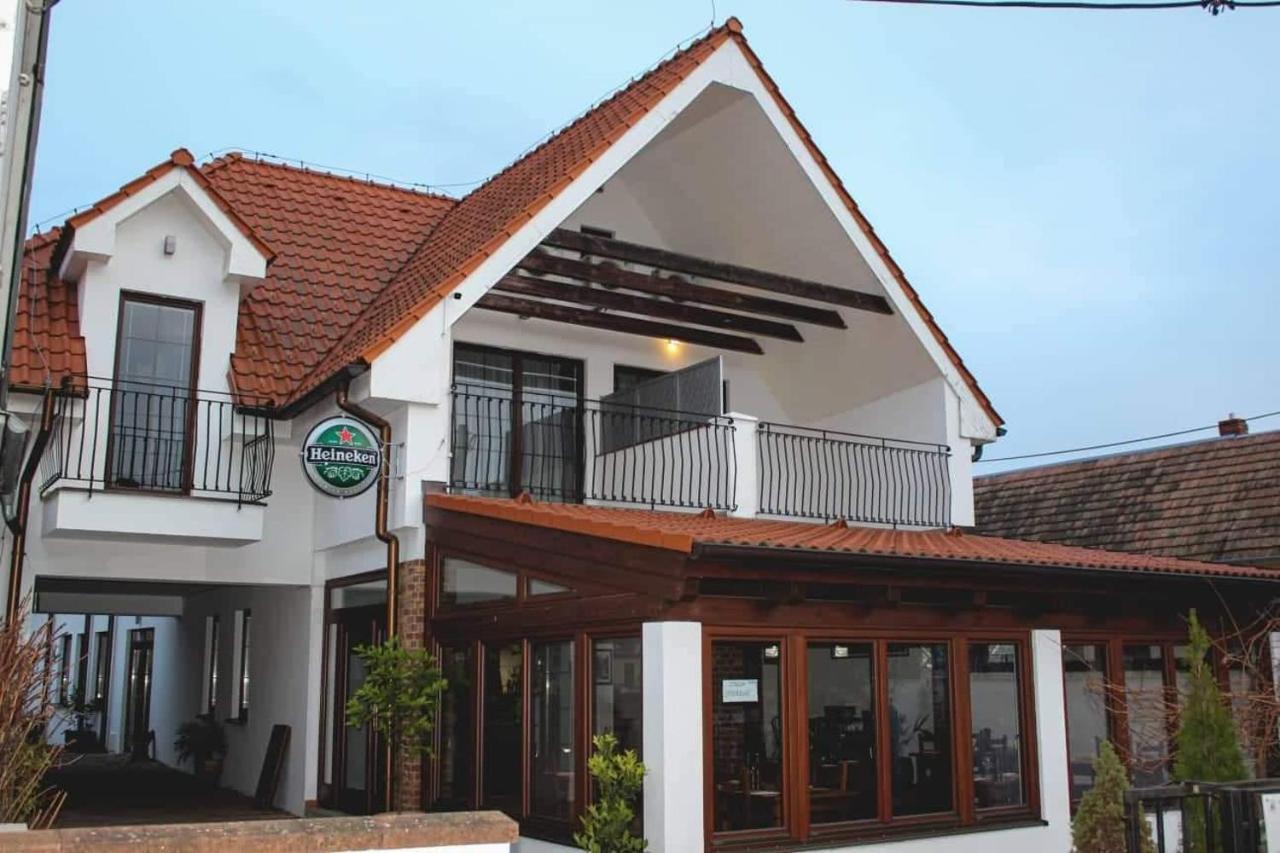 Il Galeone Hotel Stupava Luaran gambar